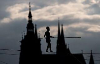 Fransız cambazdan 35 metre yükseklikte nefes kesen...