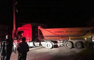 Freni boşalan kamyon elektrik direğine çarparak...