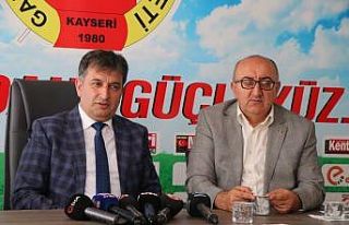 Gazeteciler yüzme öğrenecek