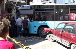 Gaziosmanpaşa’da halk otobüsü apartmana çarptı