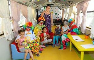 Gezici Oyun Evinde tiyatro ve palyaço sevinci