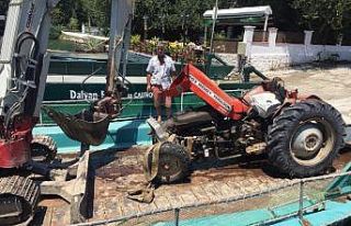 Göle devrilen traktörü DALKO kurtardı