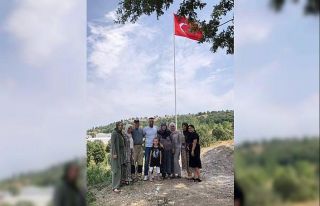 Gurbetçiden köyüne dev Türk bayrağı