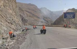 Hakkari-Van karayolu çöplerden arındırıldı