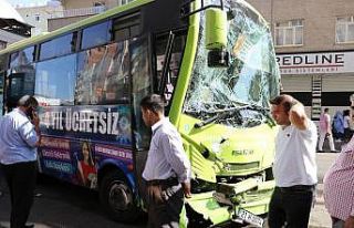 Halk otobüsü kepçeye çarptı: 5 yaralı