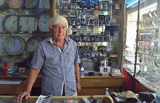 Hediyeyle başladı, 60 yıldır saat satıyor
