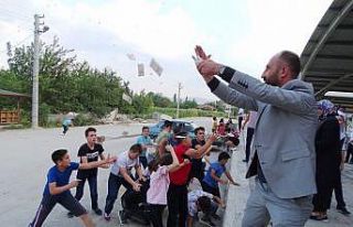 Hisarcık’taki düğünlerde Türk lirası serpiliyor