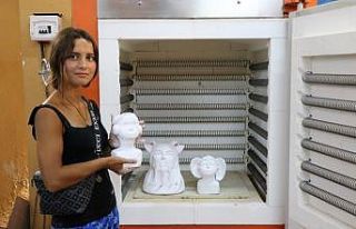 Hocaları yönlendirdi, şimdi seramik eserleri ile...