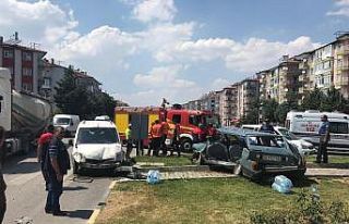 Isparta’da kaza yapan araçlar hurdaya döndü:...