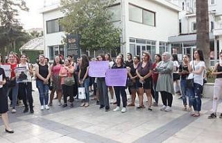 Kadına yönelik şiddeti oturma eylemi yaparak protesto...