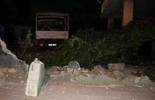 Kamyonet müstakil evin bahçesine girdi