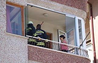 Kapı kilitlenince balkonda mahsur kaldılar