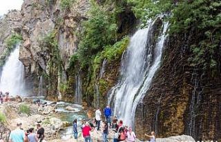 Kapuzbaşı Şelalesi’ne ziyaretçi akını