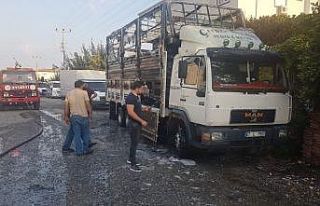 Kaynak yapılan kamyonun kasası cayır cayır yandı