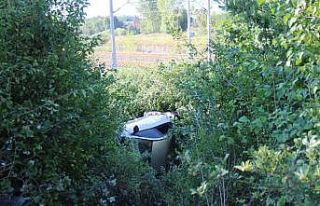 Kaza yapan otomobil 30 metre şarampole yuvarlandı:...