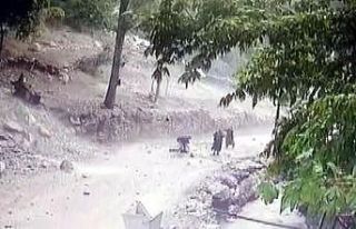 Kopan kaya parçaları gencin üzerine böyle düştü