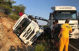 Köyceğiz’de tomruk yüklü tır devrildi