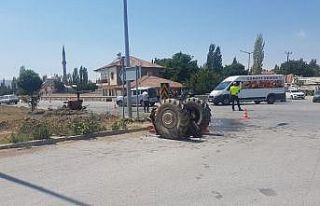 Lüks otomobille çarpışan traktör 2’ye bölündü