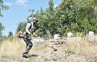 Mamak’ta mezarlıklar bayrama hazırlanıyor