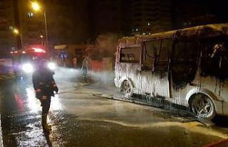Mersin’de park halindeki yolcu minibüsü alev alev...
