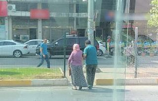 Minibüsünü bırakıp yolcusunun yardımına koştu