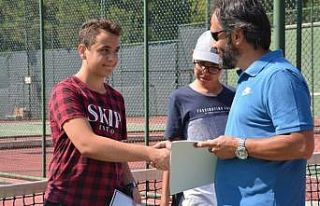 Minik tenisçiler sertifikalarını aldı