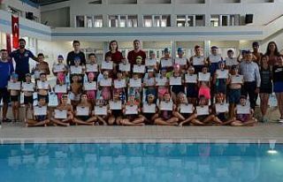 Minik yüzücülerin sertifika heyecanı