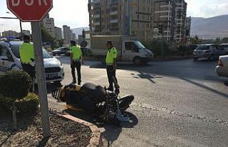 Motosiklet otomobile çarptı; 1 yaralı