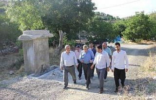 Müftü Çetin, Kemah’ın köylerinde incelemede...