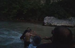 Nehrin kıyısında mahsur kalan aile itfaiye ekiplerince...