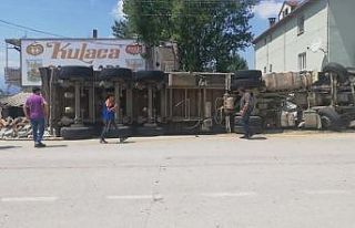 Odun yüklü tır eve daldı