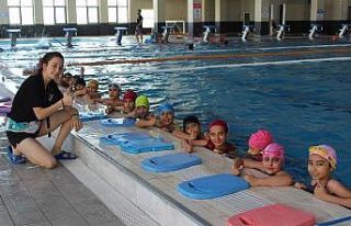 Olimpik havuzda, 2 bin çocuk, yüzme öğrendi