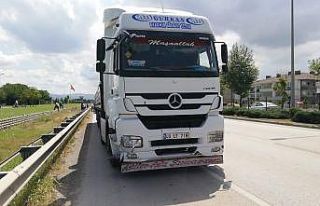 Önce bariyerlere çarpan otomobil ters dönüp TIR...