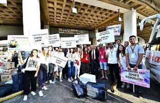 Otobüsten inen öğrenciler şaşkınlıklarını...