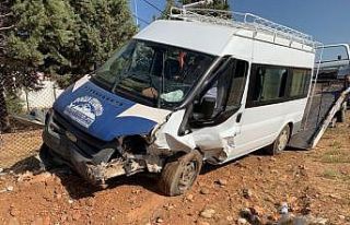 Otomobil ile minibüs çarpıştı: 12 yaralı