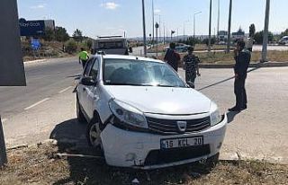 Otomobil kaldırıma çarptı : 2 yaralı