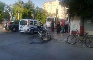 Otomobil motosiklete çaptı: 1 ağır yaralı
