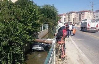 Otomobil sulama kanalına uçtu: 1 yaralı