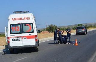 Otomobilin çarptığı elektrikli motosiklet sürücüsü...