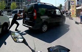 Bozulan aracını iten adamın ayağını, minibüsün...