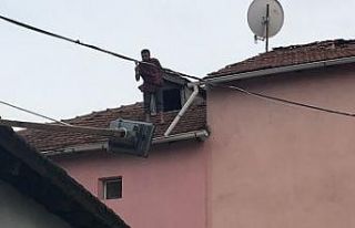 (Özel) Elinde baltayla çatıya çıkan adam aşağı...