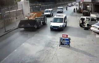 (Özel) Maaşını alamayınca hem kepçeyi hem polis...