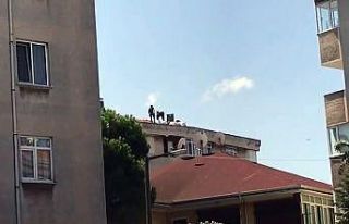 (Özel) Pendik’te 5 katlı binanın çatısında...