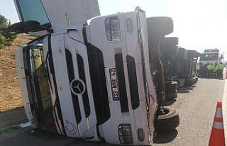(Özel) Selimpaşa TEM’de tır devrildi, yoğun...