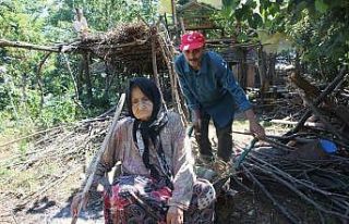 (Özel) Yolu olmayan vatandaş, hasta annesini el...