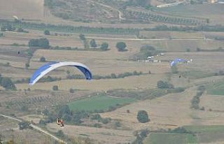 Paraşütler gökyüzünde süzülecek