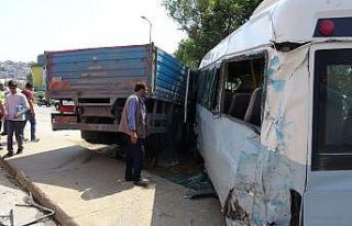 Pendik’te kamyon ile minibüs çarpıştı: 3 yaralı
