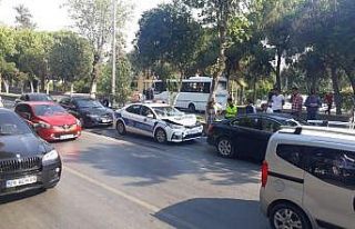 Polis ortada kaldı, 5 araba birbirine girdi