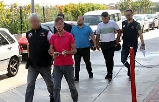 Polise havai fişekle saldıranlara ev hapsi
