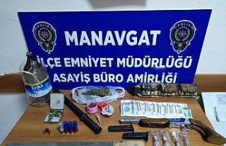 Polisten kaçan otomobilde uyuşturucu, silah ve yabancı...